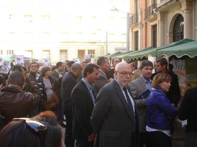 La Plaça Les Aules acoge una muestra de productos 'Marca Parcs Naturals' y los trabajadores de Vaersa se manifiestan