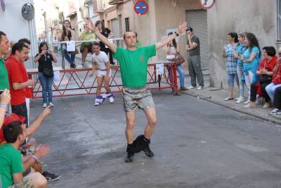 Gran porrat popular y divertida carrera de 'pantalons baixats'