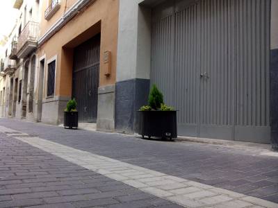 Burriana instala jardineras en los garajes sin vado de las calles más estrechas