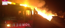 los-bomberos-siguen-en-la-extincion-de-un-incendio-en-una-empresa-de-reciclaje-de-madera