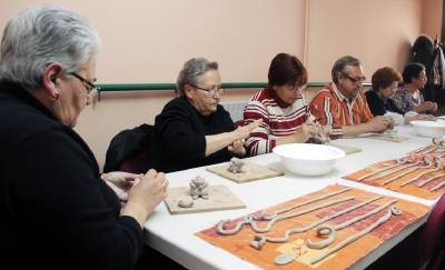 Onda mejora la salud de sus mayores con un curso de fisioterapia para las manos