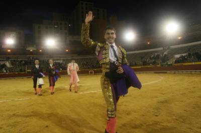 Vicente Soler corta una oreja en su debút con picadores