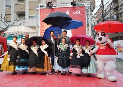 La lluvia traslada a esta mañana el Coso Multicolor de Magdalena 2013