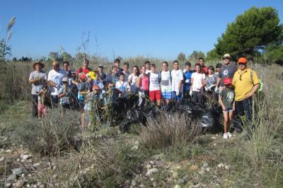 Casi medio centenar de voluntarios limpian las golas del Millars