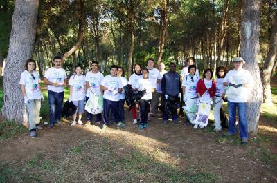 Medio centenar de voluntarios limpian el cauce y las golas del Millars