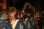 El desfile de carrozas y el castillo de fuegos artificiales ponen el punto y final a la Fira d'Onda más participativa