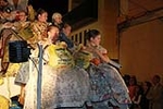 El desfile de carrozas y el castillo de fuegos artificiales ponen el punto y final a la Fira d'Onda más participativa