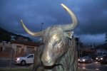 Embolan la escultura homenaje al toro bravo de La Vall d'Uixó