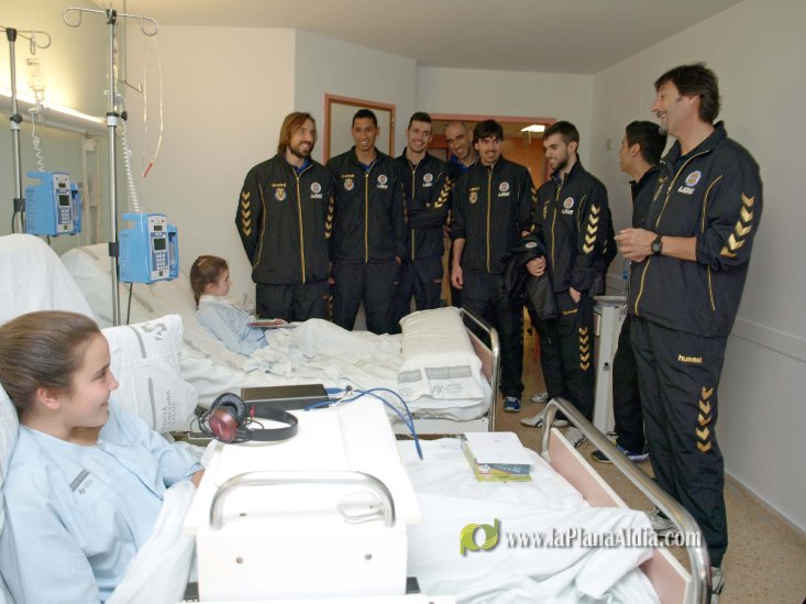 Los jugadores del Illa Grau visitan a los niños hospitalizados en el ... - La Plana al Dia