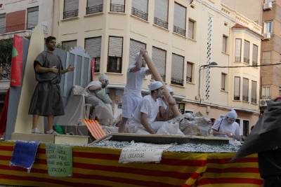 La Cavalcada de Festes pone el punto de humor y colorido a las fiestas