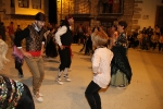 Decenas de parejas bailan el 'Ball Pla' en la plaza de Ares