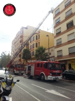 Bomberos y la Policía Local colaboran en la extinción de un aparatoso incendio en una vivienda de la Avenida Cardenal Costa