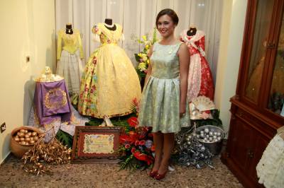 Burriana mantiene la exaltación vespertina e innova con la exposición pública de los trajes de las Reinas Falleras