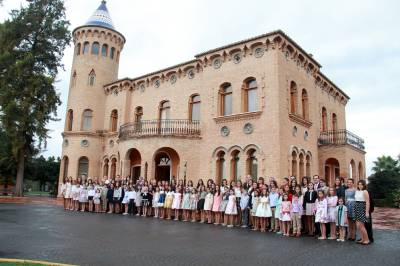 La foto de familia de las Reinas y las Falleras Mayores anuncia el inicio del nuevo ejercicio fallero