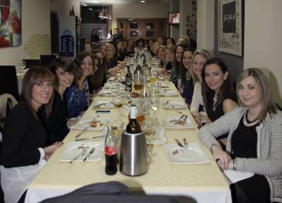 Las Reinas Falleras de ejercicios anteriores, de cena de hermandad