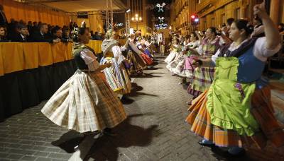 El Pregó llena de folklore provincial las calles de Castelló