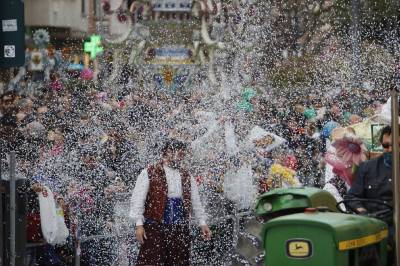 El coso multicolor atrae a 10.000 personas