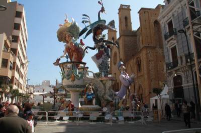 Las fallas presiden las calles de Burriana