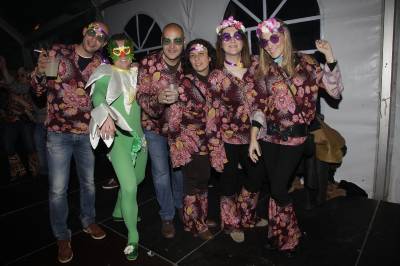 Fiestas temáticas de sevillanas, disfraces y flower power en las carpas falleras
