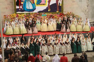 Multitudinaria ofrenda floral a la patrona