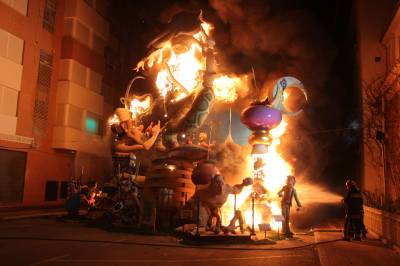 El fuego convierte en ceniza las fallas 2015