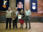 Oropesa felicita a Juliana Samblas por su jubilación como conserje del IES Torre del Rey