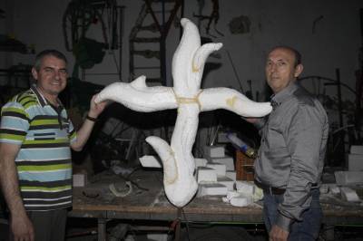 Preparativos de las Cruces de Mayo, contrarreloj