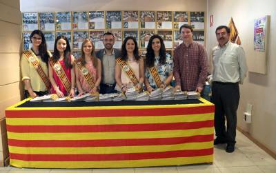 El programa de San Pascual llega a la calle con el tradicional reparto de ‘llibrets’ en la Casa de la Festa
