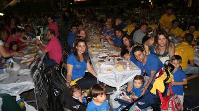 Més de 1.300 penyistes posaran la nota de color aquesta nit a la plaça Major amb el Macrosopar de disfresses
