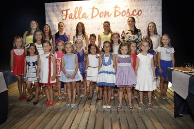 La Falla Don Bosco tira la traca a Isabel Andreu i Lucía Gallego i les seues les 21 falleres de les corts