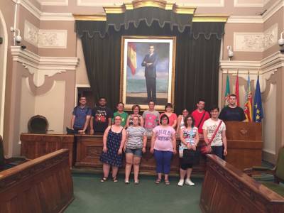 Los alumnos de Down Castellón aprenden a realizar trámites habituales en el Ayuntamiento