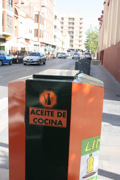 Los depósitos de aceite usado recogen más de 650 litros en su primer mes en funcionamiento en Almassora