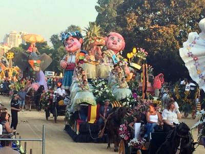 Las Reinas Falleras de Burriana participan por primera vez en la Batalla de Flores de Valencia