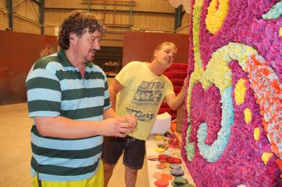 Siete carrozas lucharán por el primer premio en la Batalla de Flores