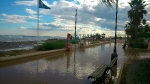 Un pequeño temporal inunda de nuevo el Paseo Marítimo de Almenara