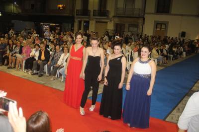 Nules tanca les festes de la Soledad amb una gran desfilada de moda a la plaça Major