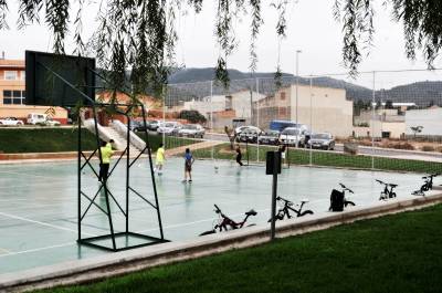 El Ayuntamiento de Moró invierte cerca de 10.000 euros en la mejora del parque deportivo e infantil en la Plaça dels Escriptors