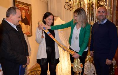 Elena Guzmán recibe la banda de Reina de las fiestas patronales de Sant Vicent