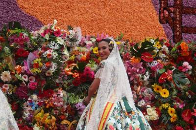 Burriana celebra la Ofrenda de las Fallas a su patrona
