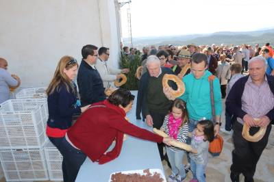 Concurrida festividad de La Dobla con reparto de los rollos sobrantes, almuerzo en San Cristóbal y juegos populares para los niños