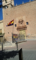 EU cuelga una bandera republicana en la plaza del Ayuntamiento de Xilxes con el ?consentimiento? de sus socios de gobierno 
