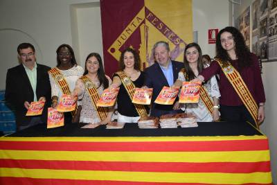 Els 12.000 ‘llibrets’ de Sant Pasqual arriben al carrer amb el tradicional repartiment de mans de la reina i dames