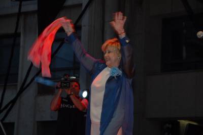 La plaça Major va vibrar amb el concert de Karina i Micky