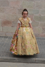 Las candidatas a Reina Fallera se visten con el traje regional