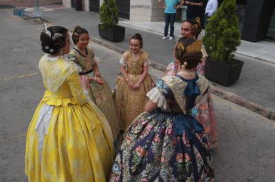 Las candidatas a Reina Fallera se visten con el traje regional