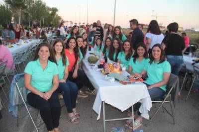 Multitudinaria cena de pa i porta fallera
