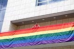 La bandera multicolor engalana el balcón del Ayuntamiento durante las Jornadas del Orgullo LGTB de Onda