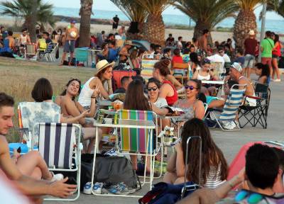 Largas colas en la cuenta atrás para que comience el Arenal Sound