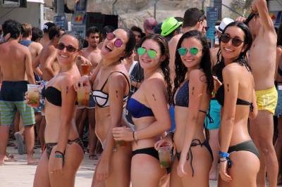 Bikinis, gafas de sol y torso al descubierto