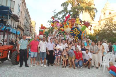 El Barri València logra el primer premio de la Batalla de Flores y rinde homenaje a Tomás Ramos